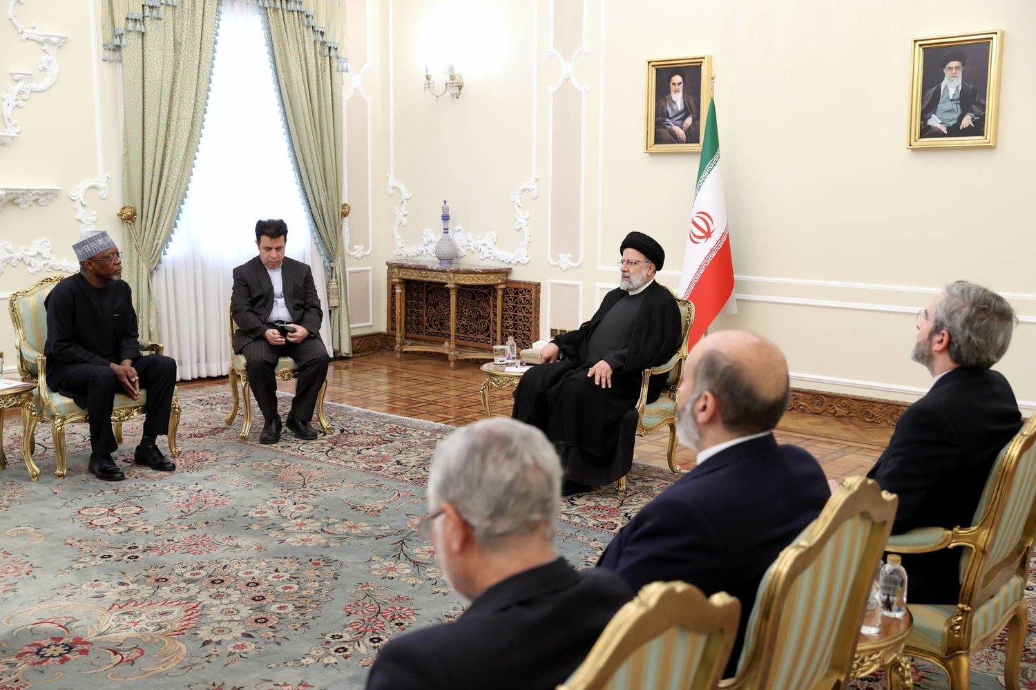 رئيسي خلال استقباله وزير الخارجية المعيّن من قبل المجلس العسكري في النيجر بكاري ياو سانغاري  (الرئاسة الإيرانية) رئيسي خلال استقباله وزير الخارجية المعيّن من قبل المجلس العسكري في النيجر بكاري ياو سانغاري  (الرئاسة الإيرانية)