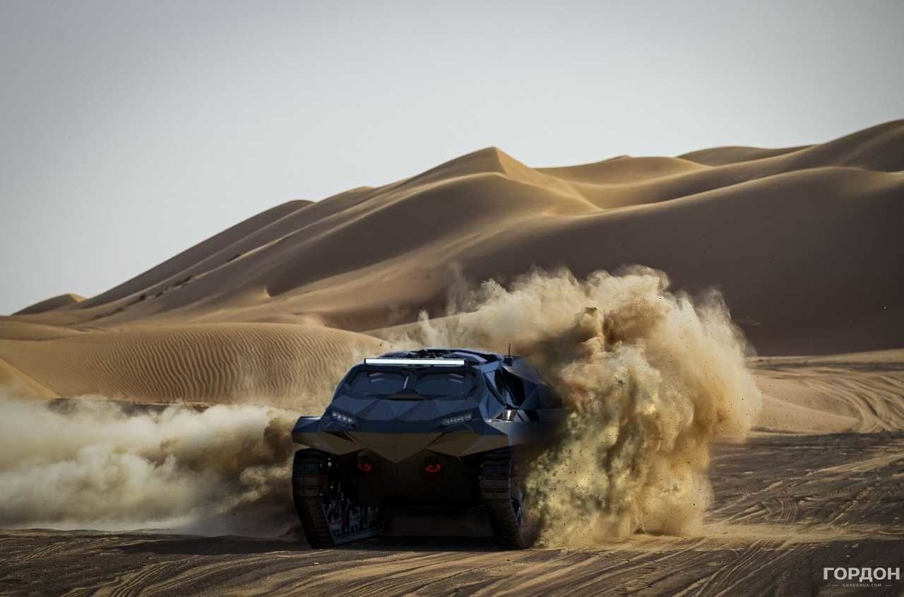 Гусенична бронеплатформа Шторм з гібридною тягою під час випробування в пустелі Гусенична бронеплатформа Шторм з гібридною тягою під час випробування в пустелі