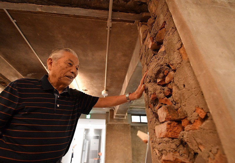 23ايزوا نامورا Eizo Nomura (بالياباني 野村 英三) أحد أشهر الناجين من هيروشيما وكان على بعد 170 مترا فقط من نقطة انفجار القنبلة، وكان في أحد سراديب الأبنية متينة البناء.  23ايزوا نامورا Eizo Nomura (بالياباني 野村 英三) أحد أشهر الناجين من هيروشيما وكان على بعد 170 مترا فقط من نقطة انفجار القنبلة، وكان في أحد سراديب الأبنية متينة البناء.