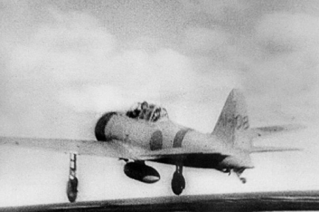 19صدرت الأوامر العسكرية إلى ضابط شاب من هيئة الأركان العامة اليابانية كي ينطلق فوراً بطائرته إلى هيروشيما ليمسح المنطقة ويعود إلى طوكيو ومعه معلومات موثوقة للهيئة، وكان هناك شعور عام في المقر بأنه لم يحدث شيئاً خطيراً، وأن الانفجار لا يعدو كونه شائعة سخيفة.  19صدرت الأوامر العسكرية إلى ضابط شاب من هيئة الأركان العامة اليابانية كي ينطلق فوراً بطائرته إلى هيروشيما ليمسح المنطقة ويعود إلى طوكيو ومعه معلومات موثوقة للهيئة، وكان هناك شعور عام في المقر بأنه لم يحدث شيئاً خطيراً، وأن الانفجار لا يعدو كونه شائعة سخيفة.