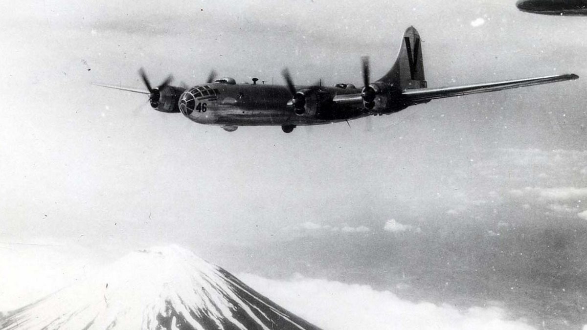 31وصلوا إلى Kokura متأخرين بنصف ساعة عن الموعد المحدد (بسبب تأخر القاذفة الثالثة عن اللحاق بهم) وكان هناك سحب تحجب المدينة، وبعد القيام بثلاث جولات فوق المدينة، وحفاظا على الوقود قرر الفريق التوجه إلى الهدف الثانوي ناغازاكي.  31وصلوا إلى Kokura متأخرين بنصف ساعة عن الموعد المحدد (بسبب تأخر القاذفة الثالثة عن اللحاق بهم) وكان هناك سحب تحجب المدينة، وبعد القيام بثلاث جولات فوق المدينة، وحفاظا على الوقود قرر الفريق التوجه إلى الهدف الثانوي ناغازاكي.