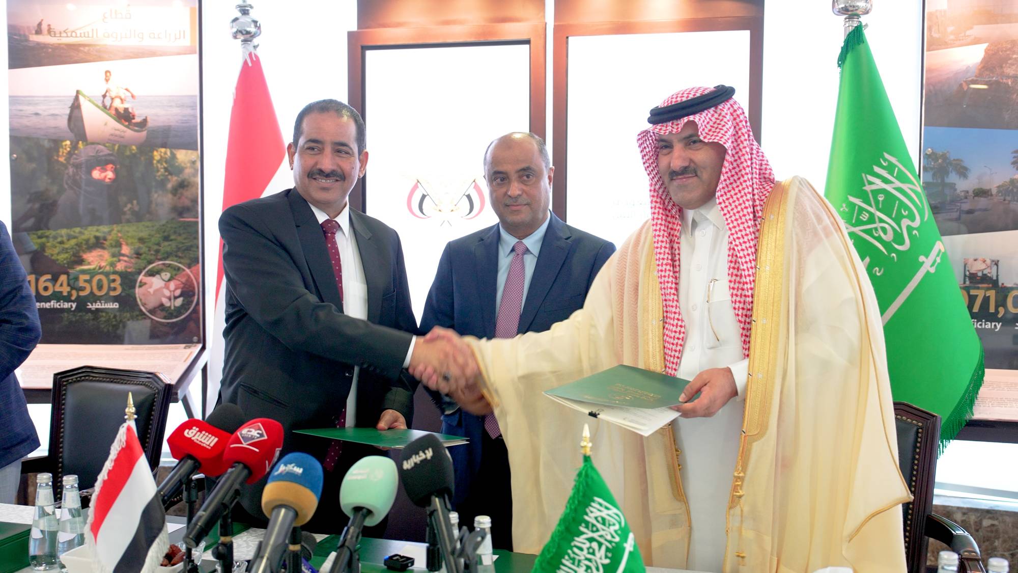 خلال توقيع الاتفاقية مع وزير الداخلية اليمني بحضور رئيس الوزراء والسفير آل جابر (تصوير تركي العقيلي) خلال توقيع الاتفاقية مع وزير الداخلية اليمني بحضور رئيس الوزراء والسفير آل جابر (تصوير تركي العقيلي)