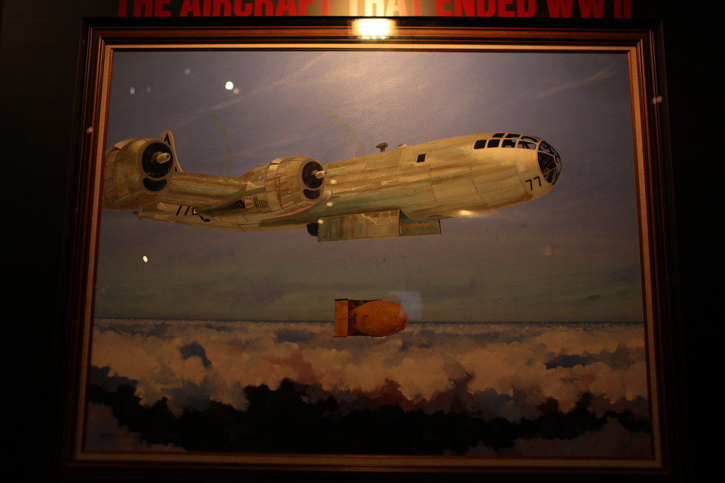 32في الساعة 11:01 بتوقيت اليابان تمكن الكابتن كيرميت بيهان Kermit Beahan من رؤية الهدف بعد انحسار السحب فوق ناغازاكي، فقام باسقاط قنبلة الرجل السمين، التي تحوي على 6.4 كيلوغرام من البلوتونيوم 239، على الوادي الصناعي بالمدينة (قدرة تدميرية 25 كيلو طن)  32في الساعة 11:01 بتوقيت اليابان تمكن الكابتن كيرميت بيهان Kermit Beahan من رؤية الهدف بعد انحسار السحب فوق ناغازاكي، فقام باسقاط قنبلة الرجل السمين، التي تحوي على 6.4 كيلوغرام من البلوتونيوم 239، على الوادي الصناعي بالمدينة (قدرة تدميرية 25 كيلو طن)