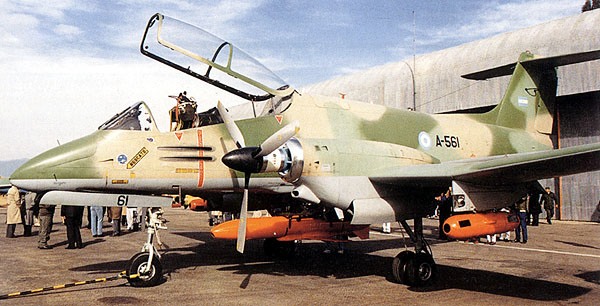 Argentina+FMA+IA-58+Pucar%C3%A1+con+MQ-2+Big%C3%BCa+%28misil-UAV-blanco%29.jpg