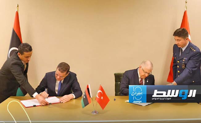 الدبيبة ووزير الدفاع الوطني التركي خلال توقيع مذكرة تفاهم في أنطاليا، 1 مارس 2024. (حكومتنا) الدبيبة ووزير الدفاع الوطني التركي خلال توقيع مذكرة تفاهم في أنطاليا، 1 مارس 2024. (حكومتنا)
