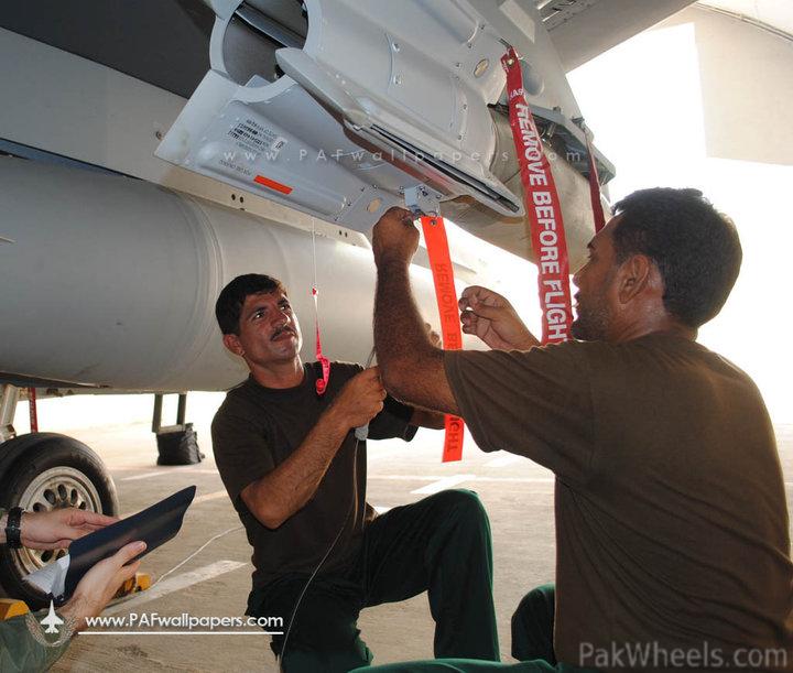268775-PAF-F-16C-Block-52-with-CFT-F-16-bk52-jdam-engg.jpg