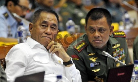panglima-tni-jenderal-gatot-nurmantyo-kanan-berbincang-bersama-menteri-_151019174023-655.jpg