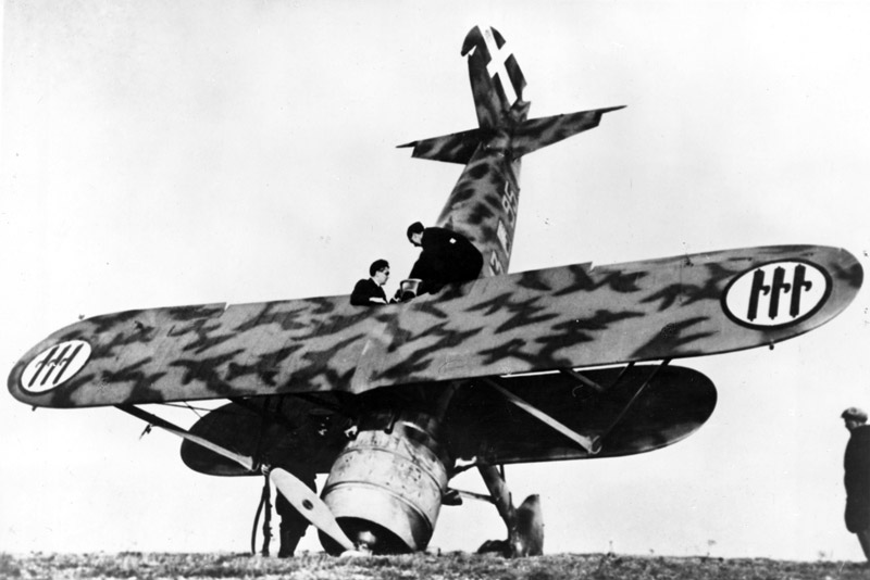 11-november-1940-overheating-engine-sergente-pilota-pietro-salvadoris-fiat-cr42-mm5701-force-landed-on-the-shingle-beach-at-orfordness-suffolk-iwm.jpg