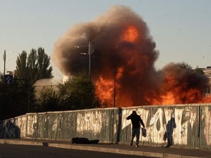 نيران مشتعلة في أعقاب هجوم طائرة بدون طيار روسية من طراز \كاميكازي\ في كييف 17 أكتوبر 2022 - المصدر: بلومبرغ نيران مشتعلة في أعقاب هجوم طائرة بدون طيار روسية من طراز \كاميكازي\ في كييف 17 أكتوبر 2022 - المصدر: بلومبرغ