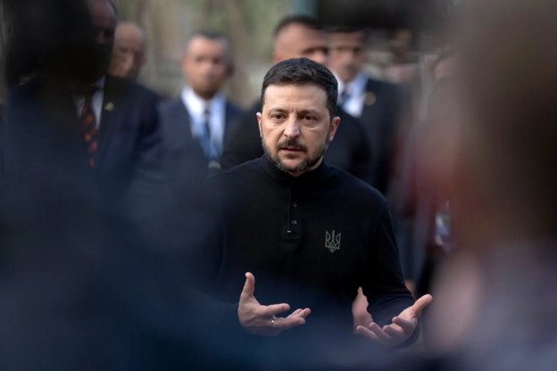 الرئيس الأوكراني فولوديمير زيلينسكي يزور موقع تعرض لقصف من القوات الروسية في كييف، أوكرانيا - بلومبرغ الرئيس الأوكراني فولوديمير زيلينسكي يزور موقع تعرض لقصف من القوات الروسية في كييف، أوكرانيا - بلومبرغ