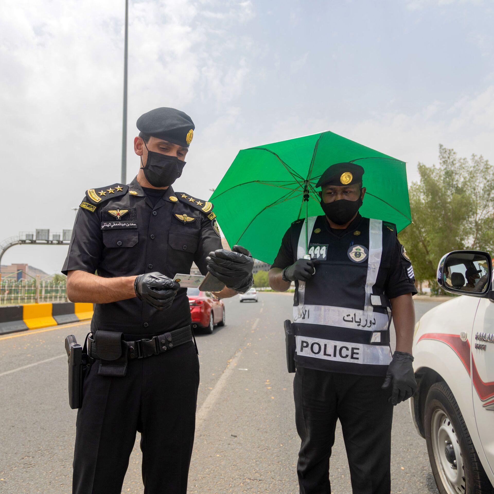 بعد تداول فيديو المخالفة.. الشرطة السعودية تلقي القبض على سائق يسير عكس  الاتجاه - 08.06.2021, سبوتنيك عربي بعد تداول فيديو المخالفة.. الشرطة السعودية تلقي القبض على سائق يسير عكس  الاتجاه - 08.06.2021, سبوتنيك عربي