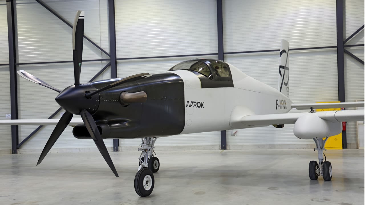 مع جناحين يبلغ طولهما 22 مترًا، ستتمتع الطائرة بدون طيار، المعروضة حاليًا في نسخة تجريبية، بأكثر من 24 ساعة من الاستقلالية. مع جناحين يبلغ طولهما 22 مترًا، ستتمتع الطائرة بدون طيار، المعروضة حاليًا في نسخة تجريبية، بأكثر من 24 ساعة من الاستقلالية.