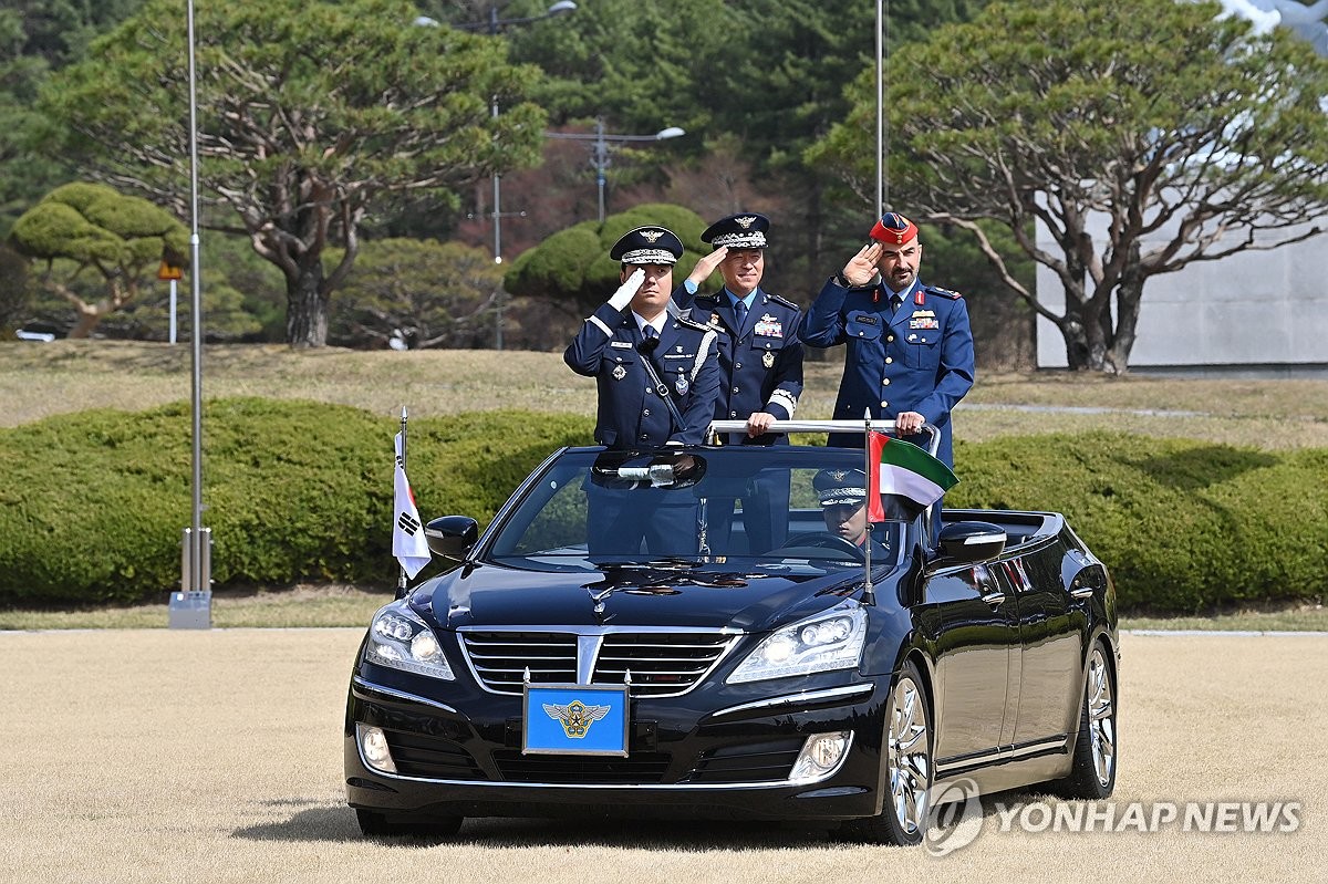 رئيس أركان القوات الجوية يلتقي بقائد القوات الجوية والدفاع الجوي الإماراتي رئيس أركان القوات الجوية يلتقي بقائد القوات الجوية والدفاع الجوي الإماراتي