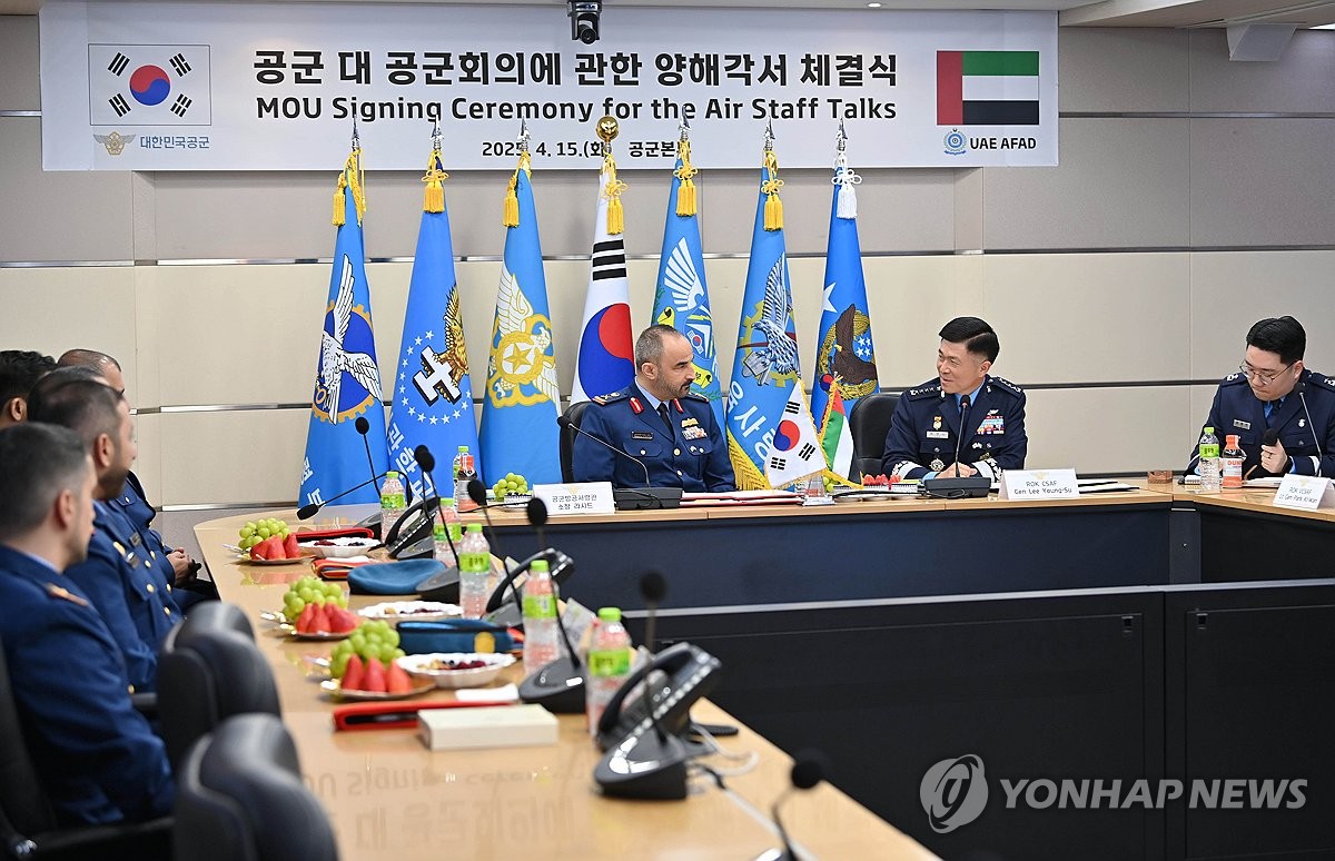 رئيس أركان القوات الجوية يلتقي بقائد القوات الجوية والدفاع الجوي الإماراتي رئيس أركان القوات الجوية يلتقي بقائد القوات الجوية والدفاع الجوي الإماراتي