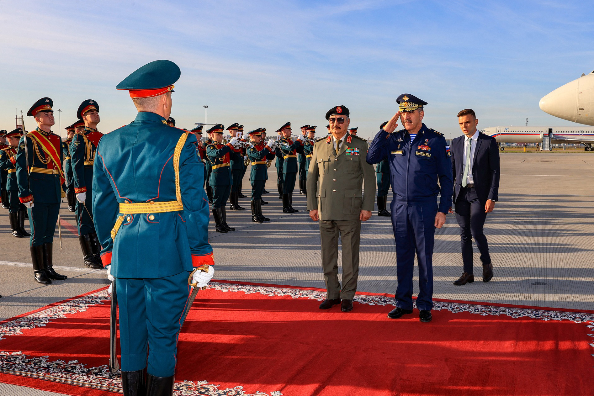 حفتر حظي باستقبال رسمي في موسكو حفتر حظي باستقبال رسمي في موسكو