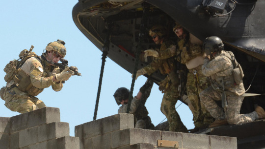 خليني الان انتقل لتعريف فوج الجوالة٧٥75th Ranger Regimentوهو فوج مكون من نخبة مشاة الجيش الأمريكي(فيه اكثر من٦٠تخصص مهني غير المشاة)+وحدات العمليات الخاصةالأمريكية والمكلفين بشكل أساسي بعمليات الإغارة والاقتحام السريع خلف خطوط العدو سواء لاستهداف الشخصيات المهمة أو تحريرالرهائن خليني الان انتقل لتعريف فوج الجوالة٧٥75th Ranger Regimentوهو فوج مكون من نخبة مشاة الجيش الأمريكي(فيه اكثر من٦٠تخصص مهني غير المشاة)+وحدات العمليات الخاصةالأمريكية والمكلفين بشكل أساسي بعمليات الإغارة والاقتحام السريع خلف خطوط العدو سواء لاستهداف الشخصيات المهمة أو تحريرالرهائن