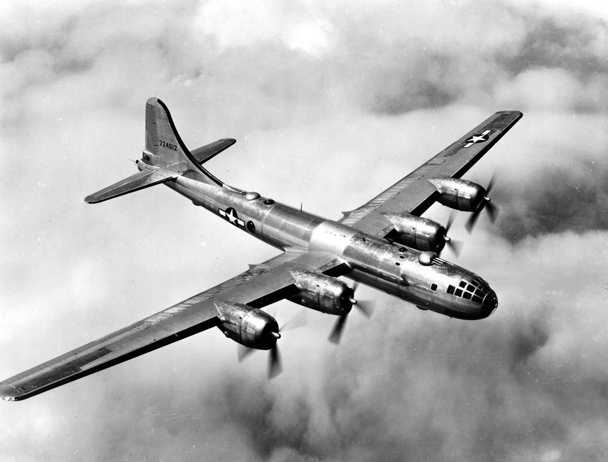 7بتاريخ 6/8/1945 انطلقت ثلاث قاذفات قنابل استراتيجية أمريكية من طراز B-29 تابعة للسرب 393 الأمريكي من القاعدة الجوية الشمالية بجزيرة تينيان غرب المحيط الهادئ، حملت إحداها قنبلة الولد الصغير وطاقمهم مؤلف من 12 طيارا أمريكيا.  7بتاريخ 6/8/1945 انطلقت ثلاث قاذفات قنابل استراتيجية أمريكية من طراز B-29 تابعة للسرب 393 الأمريكي من القاعدة الجوية الشمالية بجزيرة تينيان غرب المحيط الهادئ، حملت إحداها قنبلة الولد الصغير وطاقمهم مؤلف من 12 طيارا أمريكيا.