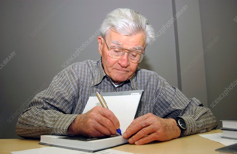 8كان يقود السرب الكولينيل الأمريكي بول تيبيتس Paul Tibbets بطائرته التي سميت على اسمه، وقد عمّر طويلا ومات عام 2007 عن عمر 92 عاما  8كان يقود السرب الكولينيل الأمريكي بول تيبيتس Paul Tibbets بطائرته التي سميت على اسمه، وقد عمّر طويلا ومات عام 2007 عن عمر 92 عاما