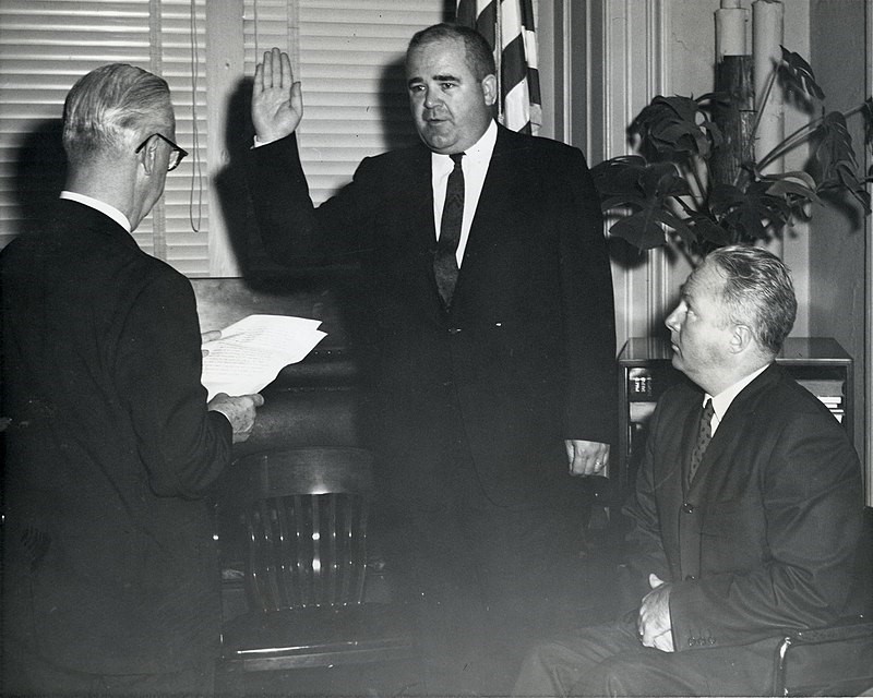 9والقاذفة الثانية تحت اسم الفنان الكبير، كانت بقيادة الرائد تشارلز دبليو سويني Charles W. Sweeney والذي حمل القنبلة بطائرته وهو الآخر قد عمّر ومات عام 2004  9والقاذفة الثانية تحت اسم الفنان الكبير، كانت بقيادة الرائد تشارلز دبليو سويني Charles W. Sweeney والذي حمل القنبلة بطائرته وهو الآخر قد عمّر ومات عام 2004