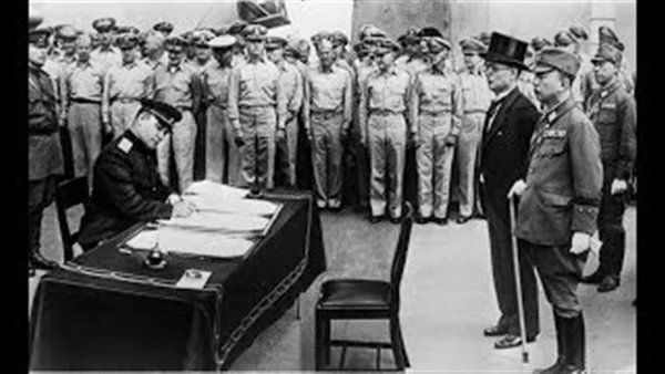 35ومن العجيب أيضا أنه في شمال ناغازاكي يقع معسكر أسرى حرب بريطانيين، يعملون بمناجم فحم، ولم يعرفوا شيئا عن الانفجارات إلا عندما عادوا إلى السطح.وفي 12/8/1945 أبلغ الإمبراطور هيروهيتو العائلة بقراره بالاستسلام، ثم أعلن استسلامه وتم بثه على الأمة اليابانية في اليوم التالي.  35ومن العجيب أيضا أنه في شمال ناغازاكي يقع معسكر أسرى حرب بريطانيين، يعملون بمناجم فحم، ولم يعرفوا شيئا عن الانفجارات إلا عندما عادوا إلى السطح.وفي 12/8/1945 أبلغ الإمبراطور هيروهيتو العائلة بقراره بالاستسلام، ثم أعلن استسلامه وتم بثه على الأمة اليابانية في اليوم التالي.