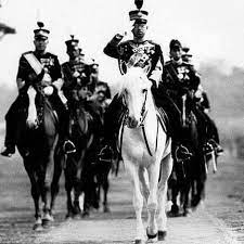 35ومن العجيب أيضا أنه في شمال ناغازاكي يقع معسكر أسرى حرب بريطانيين، يعملون بمناجم فحم، ولم يعرفوا شيئا عن الانفجارات إلا عندما عادوا إلى السطح.وفي 12/8/1945 أبلغ الإمبراطور هيروهيتو العائلة بقراره بالاستسلام، ثم أعلن استسلامه وتم بثه على الأمة اليابانية في اليوم التالي.  35ومن العجيب أيضا أنه في شمال ناغازاكي يقع معسكر أسرى حرب بريطانيين، يعملون بمناجم فحم، ولم يعرفوا شيئا عن الانفجارات إلا عندما عادوا إلى السطح.وفي 12/8/1945 أبلغ الإمبراطور هيروهيتو العائلة بقراره بالاستسلام، ثم أعلن استسلامه وتم بثه على الأمة اليابانية في اليوم التالي.