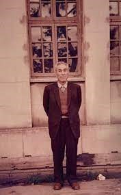 23ايزوا نامورا Eizo Nomura (بالياباني 野村 英三) أحد أشهر الناجين من هيروشيما وكان على بعد 170 مترا فقط من نقطة انفجار القنبلة، وكان في أحد سراديب الأبنية متينة البناء.  23ايزوا نامورا Eizo Nomura (بالياباني 野村 英三) أحد أشهر الناجين من هيروشيما وكان على بعد 170 مترا فقط من نقطة انفجار القنبلة، وكان في أحد سراديب الأبنية متينة البناء.