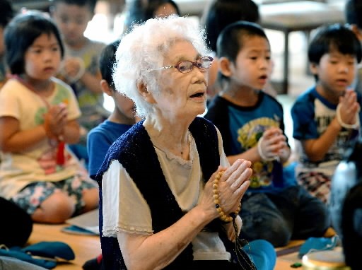 24 اكيكو تاكاكورا 高蔵 信子) Takakura Akiko) كانت أيضا من بين الناجين الذين تواجدوا بالقرب من مركز الانفجار، حيث كانت داخل بنك هيروشيما على بعد 300 متر فقط من مركز الانفجار وقت الهجوم.  24 اكيكو تاكاكورا 高蔵 信子) Takakura Akiko) كانت أيضا من بين الناجين الذين تواجدوا بالقرب من مركز الانفجار، حيث كانت داخل بنك هيروشيما على بعد 300 متر فقط من مركز الانفجار وقت الهجوم.