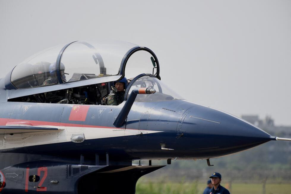 طائرة تشينغدو J-10 فيغوراس دراغون الصينية، وهي طائرة قتالية متعددة المهام، لم يسبق أن خاضت اختبارا في ميدان القتال الحقيقي. سبتمبر/أيلول 2021. طائرة تشينغدو J-10 فيغوراس دراغون الصينية، وهي طائرة قتالية متعددة المهام، لم يسبق أن خاضت اختبارا في ميدان القتال الحقيقي. سبتمبر/أيلول 2021.