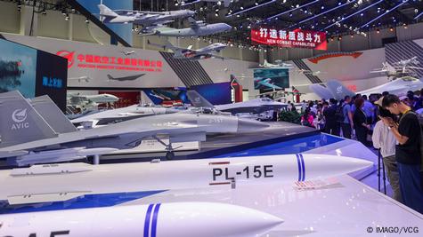 صاروخ PL-15 في قاعة المعارض التابعة لشركة صناعة الطيران الصينية (AVIC) المملوكة للدولة، في 13 نوفمبر 2024 في تشوهاي، مقاطعة قوانغدونغ الصينية صاروخ PL-15 في قاعة المعارض التابعة لشركة صناعة الطيران الصينية (AVIC) المملوكة للدولة، في 13 نوفمبر 2024 في تشوهاي، مقاطعة قوانغدونغ الصينية