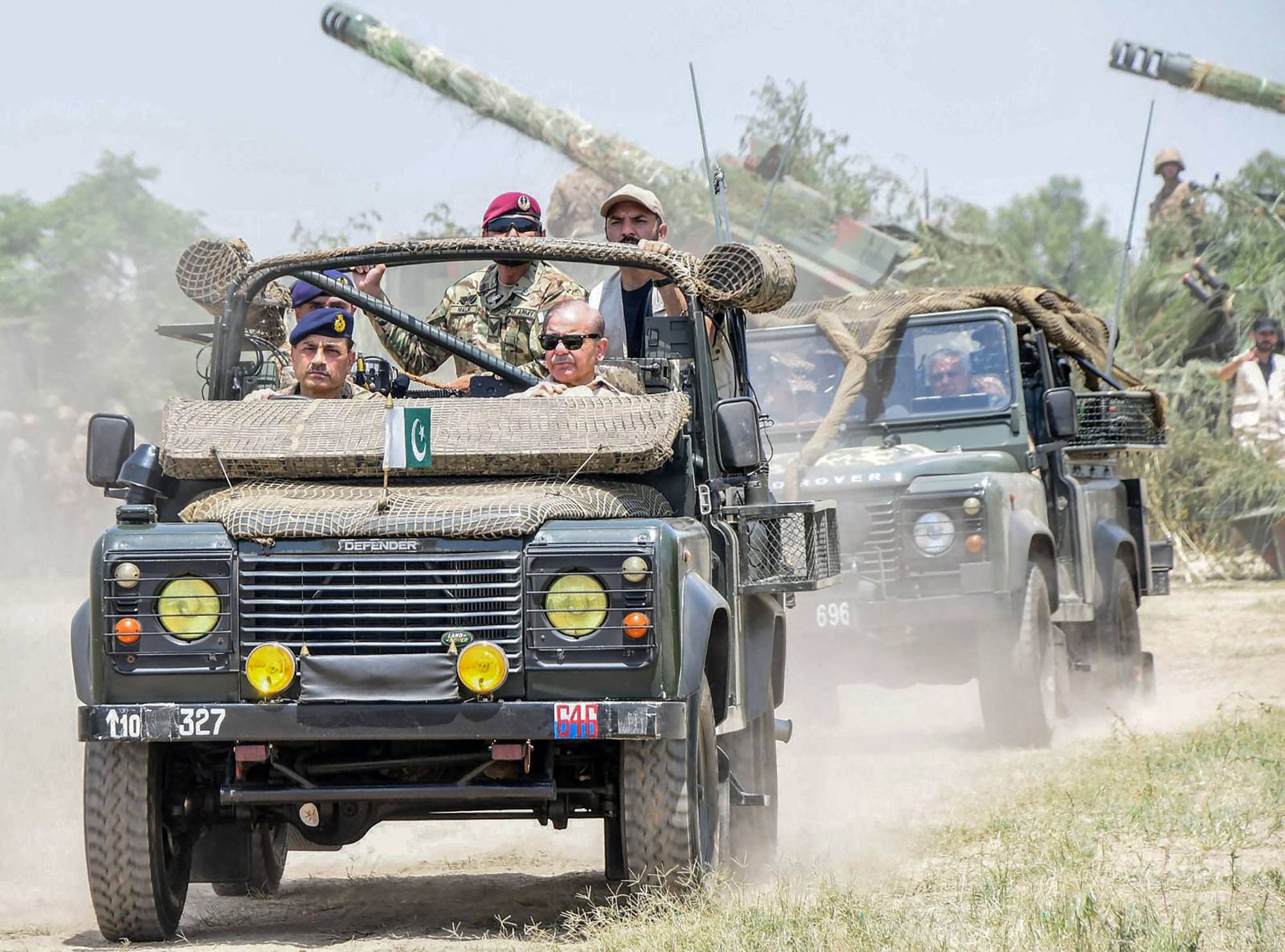 رئيس الوزراء الباكستاني شهباز شريف (في الأمام على اليمين) برفقة قائد الجيش الجنرال سيد عاصم منير (في الأمام على اليسار) عند وصولهما إلى معسكر باسرور في إقليم البنجاب بباكستان يوم 14 مايو 2025 (أ.ف.ب) رئيس الوزراء الباكستاني شهباز شريف (في الأمام على اليمين) برفقة قائد الجيش الجنرال سيد عاصم منير (في الأمام على اليسار) عند وصولهما إلى معسكر باسرور في إقليم البنجاب بباكستان يوم 14 مايو 2025 (أ.ف.ب)