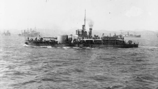 صورة غير مؤرخة لسفينة المراقبة البريطانية HMS M15 في مودروس، اليونان. (Public domain/Wikipedia) صورة غير مؤرخة لسفينة المراقبة البريطانية HMS M15 في مودروس، اليونان. (Public domain/Wikipedia)
