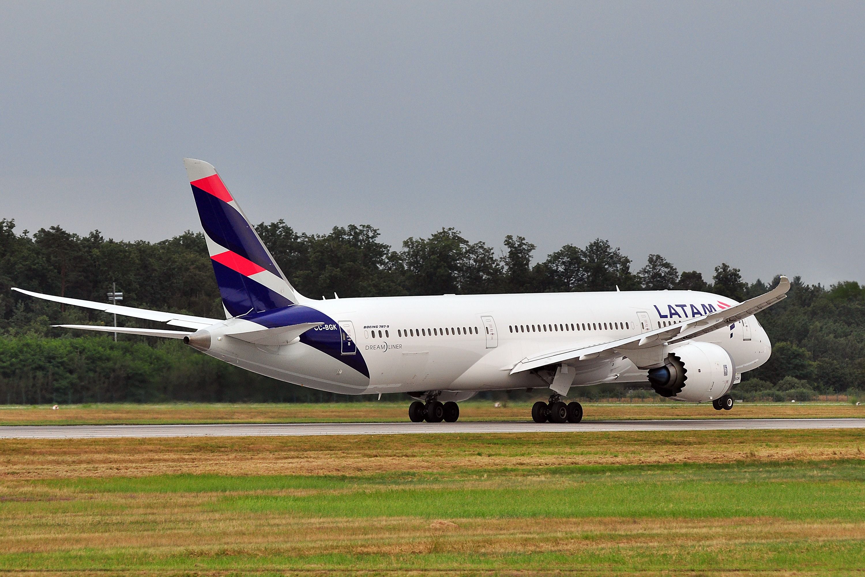 طائرة بوينج 787-9 تابعة لشركة LATAM Airlines في مطار فرانكفورت shutterstock_539839843 طائرة بوينج 787-9 تابعة لشركة LATAM Airlines في مطار فرانكفورت shutterstock_539839843