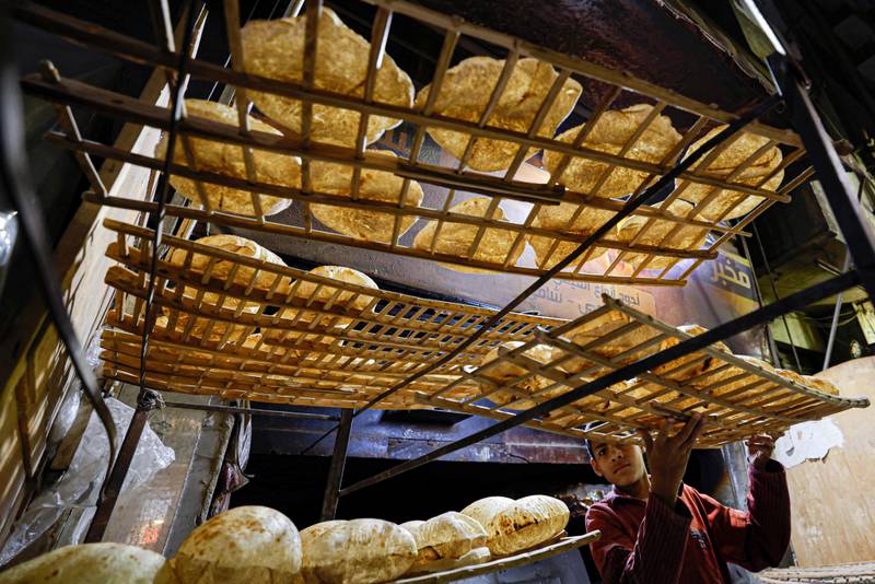 أصبح الخبز المصنوع منزليًا شيئًا من الماضي في ريف مصر ، حيث تتعرض التقاليد التي تعود إلى قرون للضغط بشكل مطرد بسبب أزمة اقتصادية قاسية. وكالة فرانس برس أصبح الخبز المصنوع منزليًا شيئًا من الماضي في ريف مصر ، حيث تتعرض التقاليد التي تعود إلى قرون للضغط بشكل مطرد بسبب أزمة اقتصادية قاسية. وكالة فرانس برس
