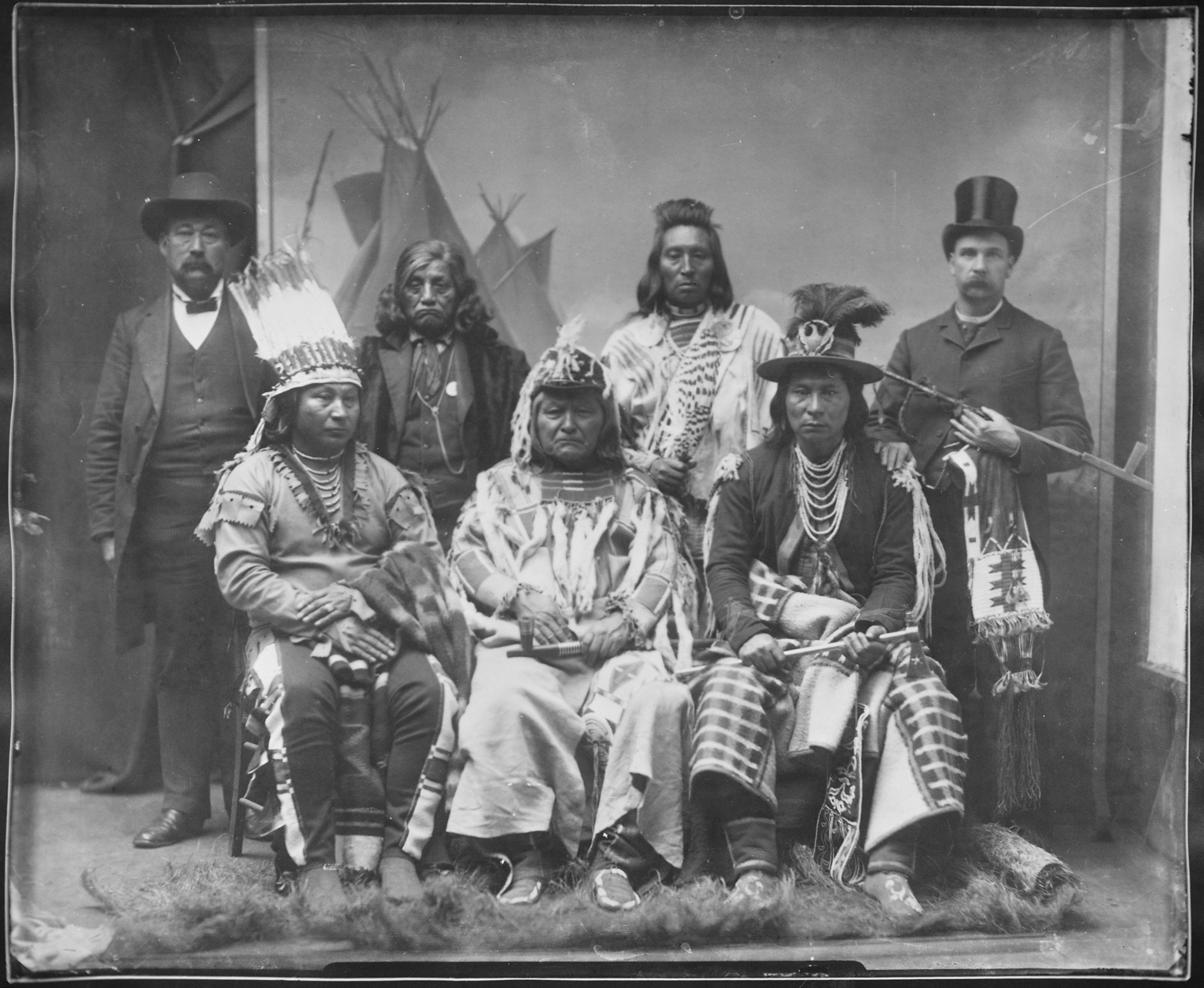 Umatilla%2C_Paloos%2C_and_2_white_men_-_NARA_-_523642.jpg