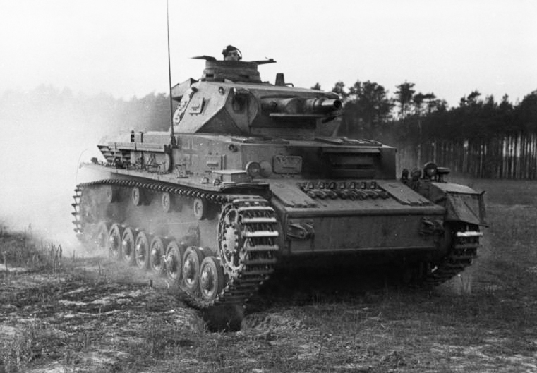 Bundesarchiv_Bild_183-J08365%2C_Ausbildung%2C_%C3%9Cberrollen_durch_Panzer.jpg