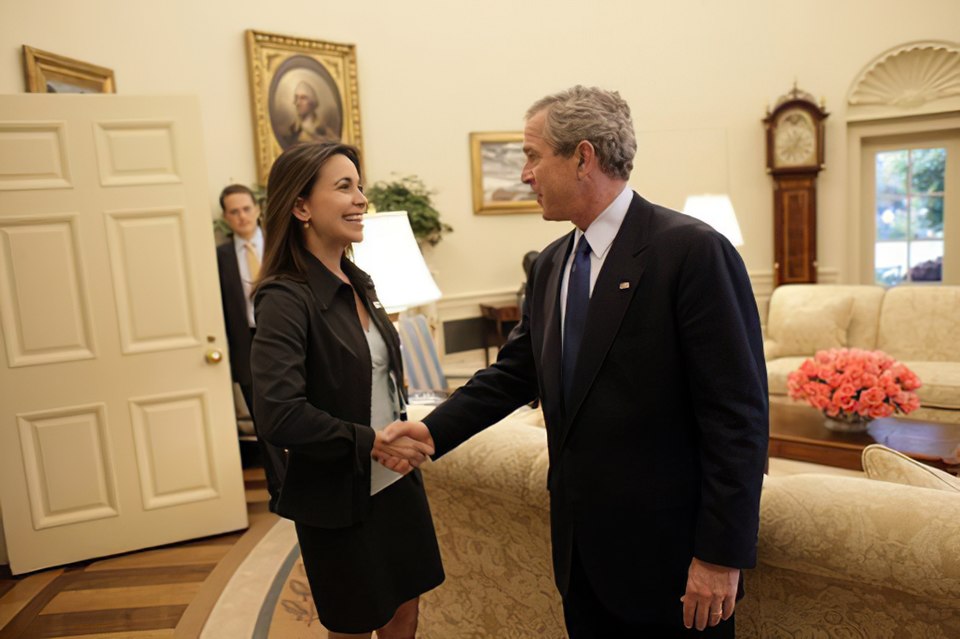 960px-Maria_Corina_Machado_%28Sumate%29_meets_George_W._Bush_%282002%29.jpg