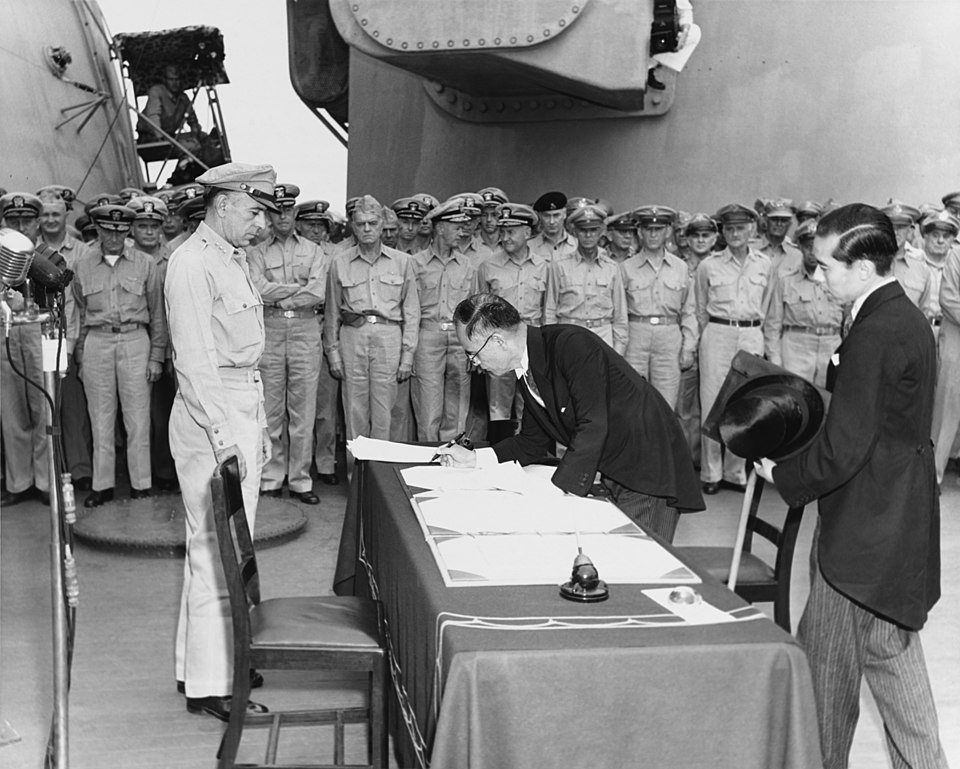 960px-Mamoru_Shigemitsu_signs_the_Instrument_of_Surrender%2C_officially_ending_the_Second_World_War.jpg