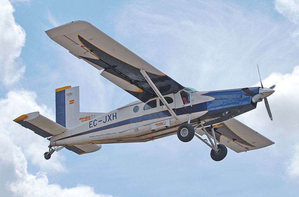 1024px-Pilatus_PC-6_SkydiveLillo_JD18032008_%28cropped%29.jpg