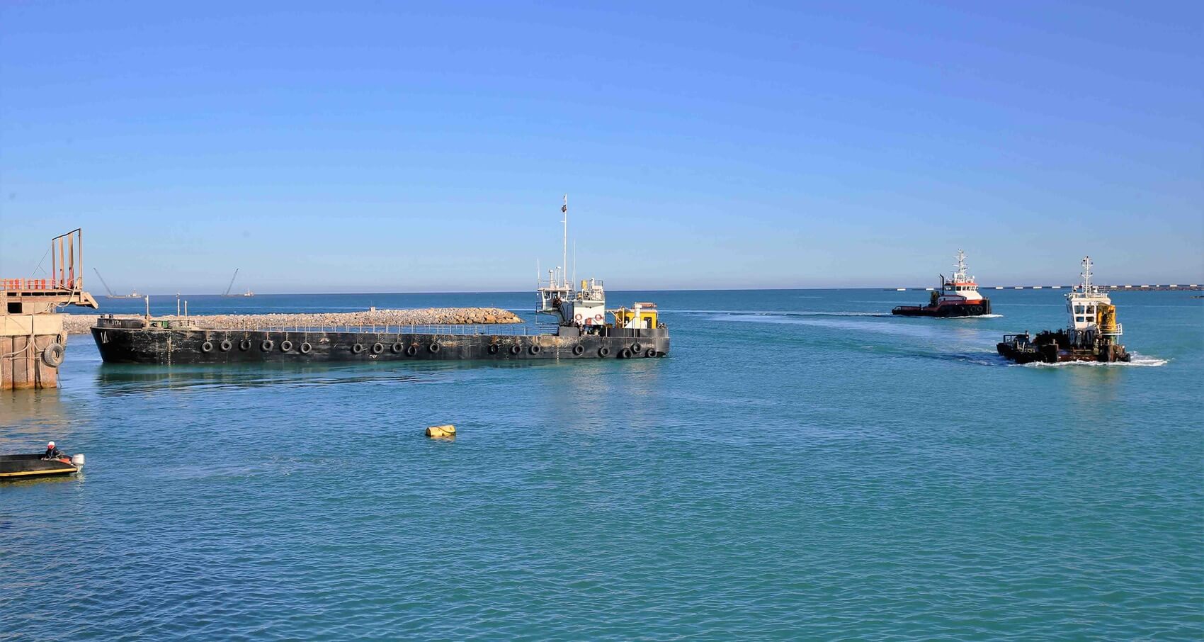 بقيمة مليار دولار.. تحالف مغربي يظفر بصفقة إنجاز ميناء الداخلة متفوقا على عرض فرنسي ومصري بقيمة مليار دولار.. تحالف مغربي يظفر بصفقة إنجاز ميناء الداخلة متفوقا على عرض فرنسي ومصري