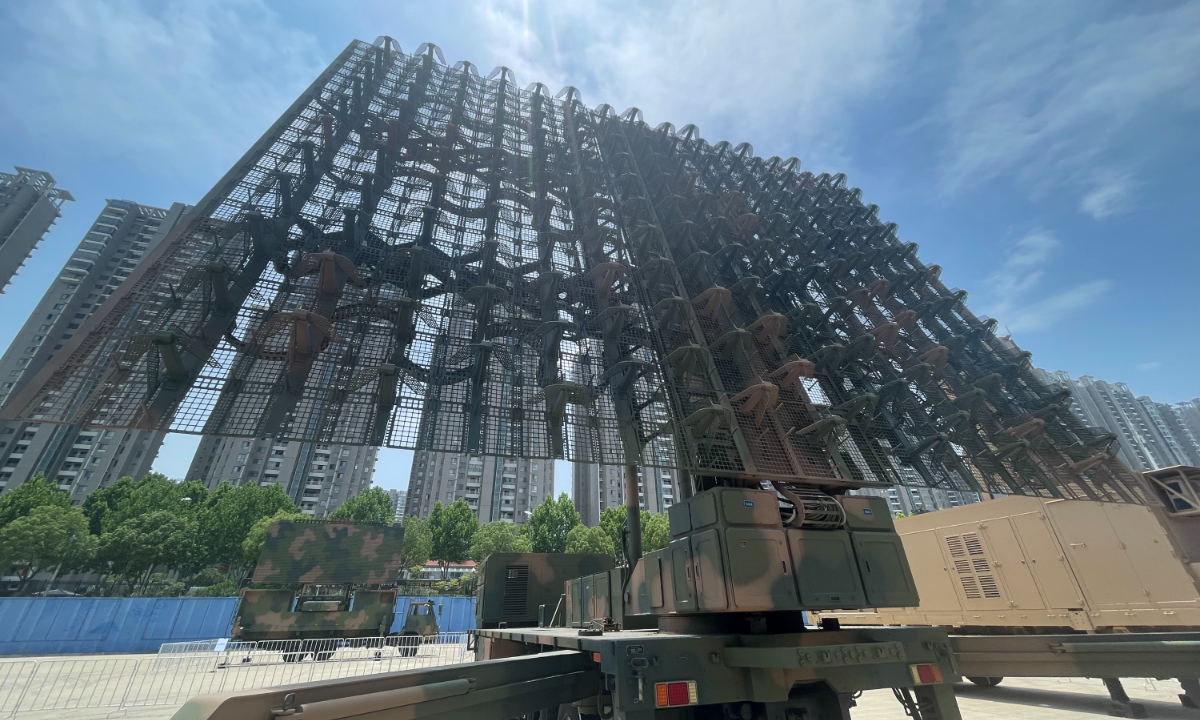 عُرض رادار المراقبة الجوية عالي الحركة JY-27V ذو الموجات المترية في المعرض العالمي الحادي عشر للكشف وتحديد المدى عن طريق الراديو (المعرض العالمي للرادارات) في 17 مايو 2025، في مدينة خفي، بمقاطعة آنهوي شرقي الصين. ووفقًا لمطوره، يُعد JY-27V رادارًا مضادًا للتخفي من جيل جديد تمامًا. الصورة: ليو شوانزون/GT عُرض رادار المراقبة الجوية عالي الحركة JY-27V ذو الموجات المترية في المعرض العالمي الحادي عشر للكشف وتحديد المدى عن طريق الراديو (المعرض العالمي للرادارات) في 17 مايو 2025، في مدينة خفي، بمقاطعة آنهوي شرقي الصين. ووفقًا لمطوره، يُعد JY-27V رادارًا مضادًا للتخفي من جيل جديد تمامًا. الصورة: ليو شوانزون/GT